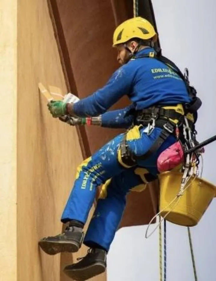 Un operaio edile durante una fase della ristrutturazione di un edificio. In alto, Alessandro Faggi del consiglio di Ance Confindustria Toscana Nord