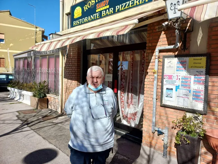 Piernello Cicaloni di fronte al suo ristorante