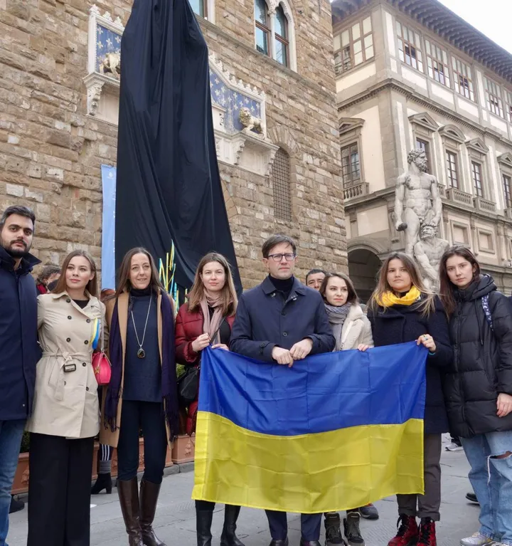 Il sindaco Dario Nardella con alcuni rappresentanti della comunità ucraina; alle loro spalle, il David coperto