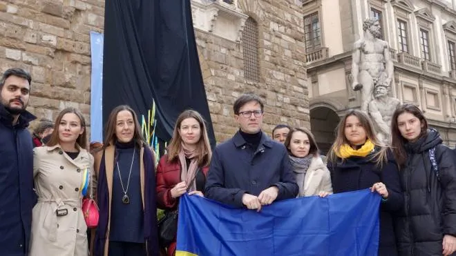 Il sindaco Dario Nardella con alcuni rappresentanti della comunità ucraina; alle loro spalle, il David coperto