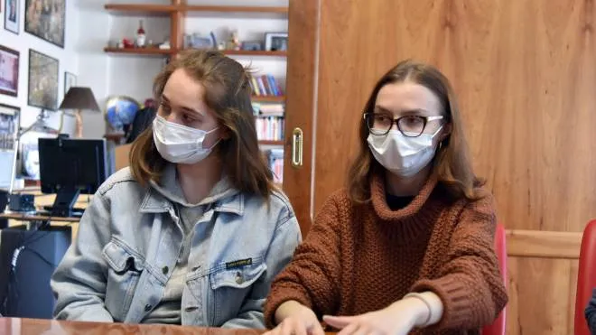 testimonianza di due  profughe ucraine - da sx.: iryna kolicenko e yana osrapenko