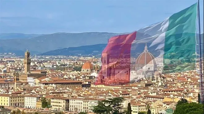 Un'immagine celebrativa del tricolore sulla città di Firenze
