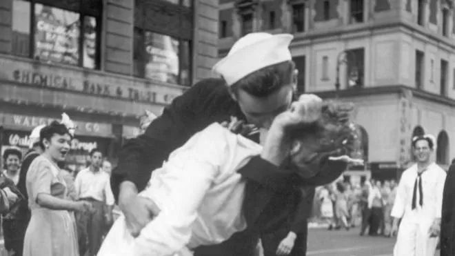 Il bacio iconico tra un marinaio e un’infermiera a New York, 1945 (foto Ansa) 