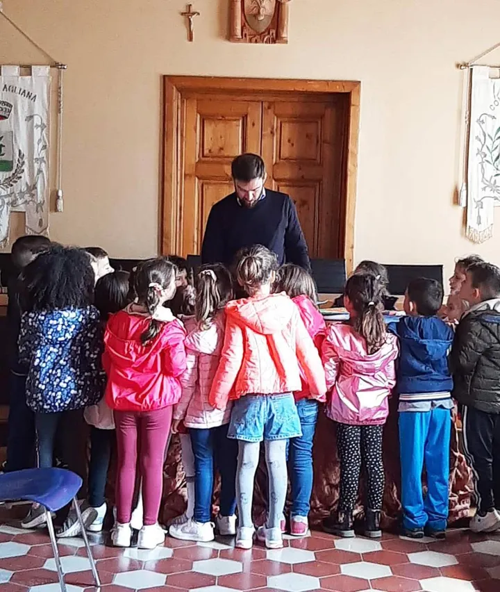 I bambini della sezione F della scuola dell’infanzia Dante Alighieri insieme al sindaco Luca Benesperi