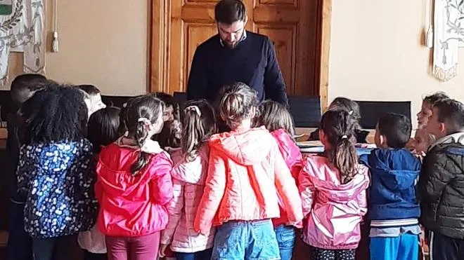 I bambini della sezione F della scuola dell’infanzia Dante Alighieri insieme al sindaco Luca Benesperi