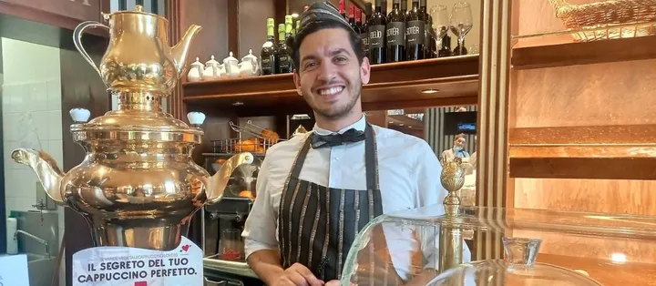 Alessio Genova, responsabile di turno a Le Grand Café du Globe: «Noi siamo sempre aperti, anche di domenica»