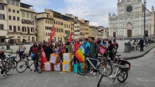 La biciclettata dei rider in centro a Firenze 