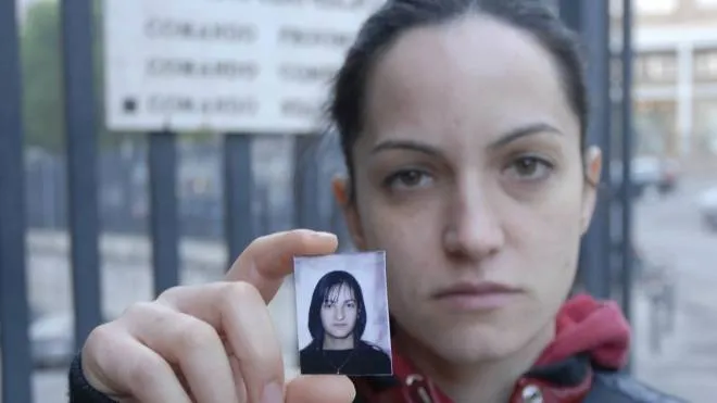 Anna Marra mostra la foto di Sonia, la sorella scomparsa a Perugia