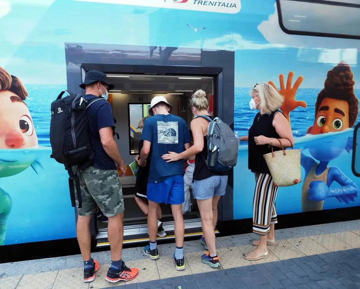 Il treno con i disegni del cartoon ’Luca’ in servizio alle Cinque Terre