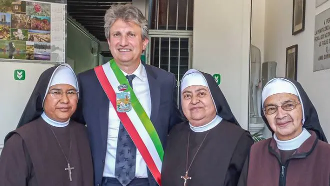 Il sindaco di Vecchiano, Massimiliano Angori, insieme a suor Guadalupe, la madre generale Rosa, e suor Nieves