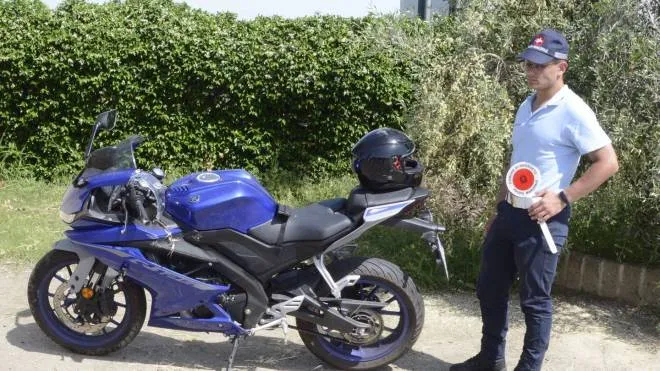 La moto sulla quale viaggiava il ragazzo di 17 anni rimasto ferito sulle Collacchie