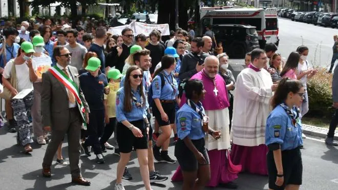 Il nuovo vescovo ha raggiunto piazza Aranci. ’scortato’ dai ragazzi (foto di Paola Nizza)