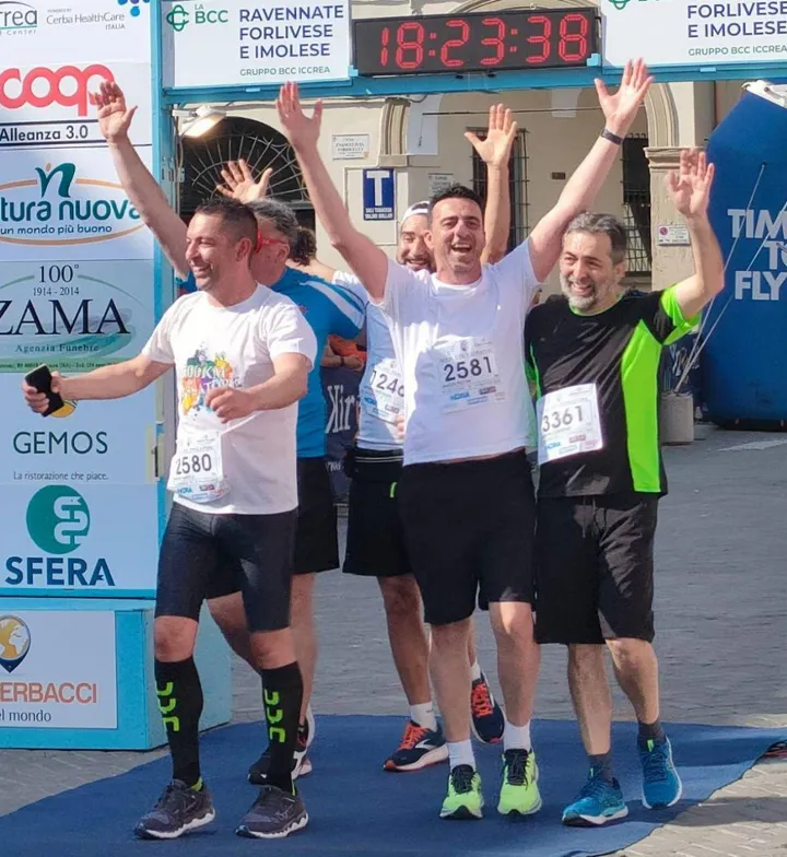 I cinque atleti che hanno partecipato all’ultramaratona del Passatore, cento chilometri a corsa da Firenze a Faenza passando per l’appennino