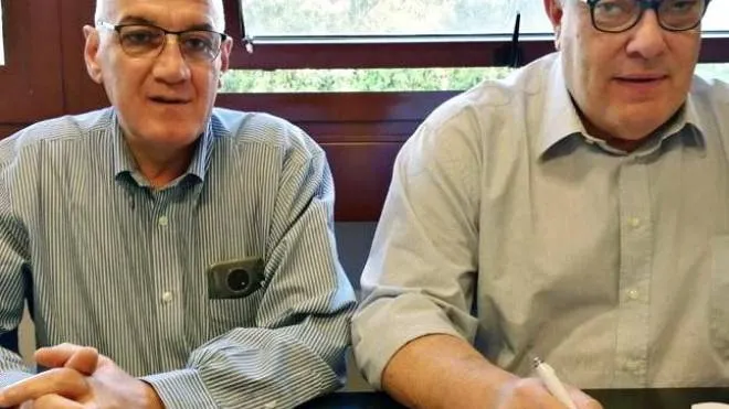 La firma del contratto, nell’ufficio del Direttore dell’Usl Umbria 1, Gilberto Gentili (a destra). A sinistra Bistoni
