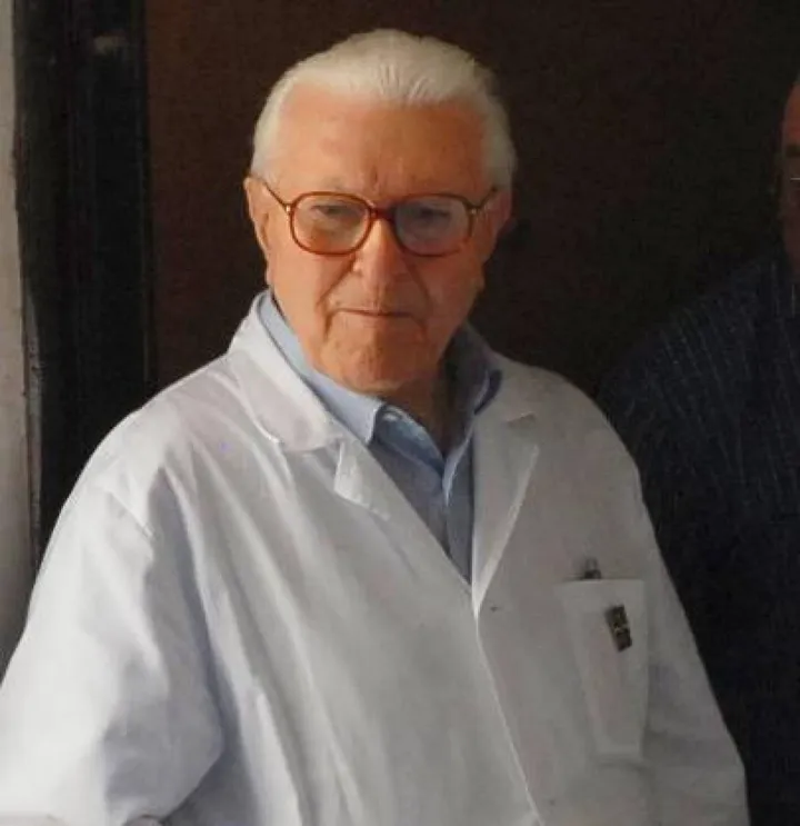 Il dottor Franco Menconi aveva 93 anni, ha trascorso la sua vita dietro il banco