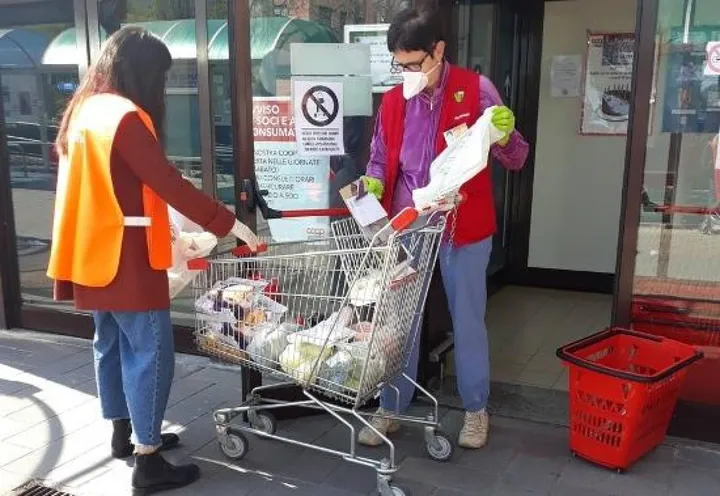 I volontari raccolgono alimenti al supermercato
