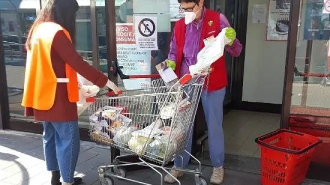 I volontari raccolgono alimenti al supermercato
