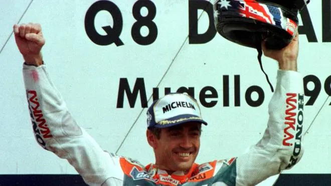 Mick Doohan sul podio nel suo ultimo successo al Mugello, era il 1998
