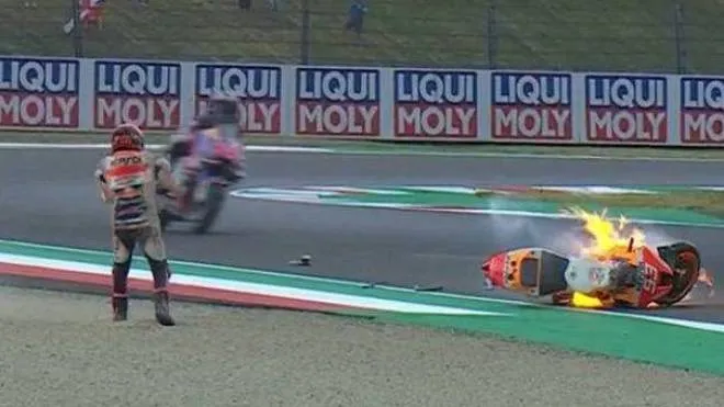 La Honda di Marc Marquez a fuoco ieri. In alto a destra il campione spagnolo, 29 anni