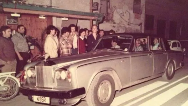La Rolls Royce con cui arrivò Barry Sheene, Becheroni è in piedi di fianco all’auto