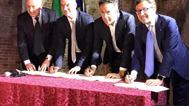 La firma dell'accordo a Livorno