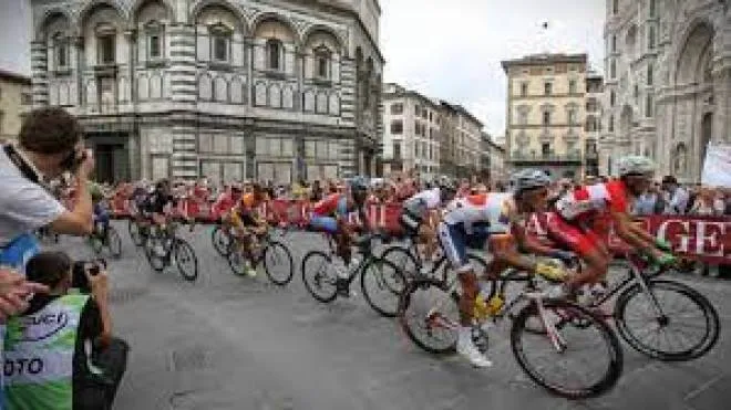 Ciclisti in piazza Duomo: Firenze ci prova per il Tour de France 