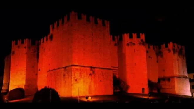 Il Castello dell’Imperatore illuminato di rosso 