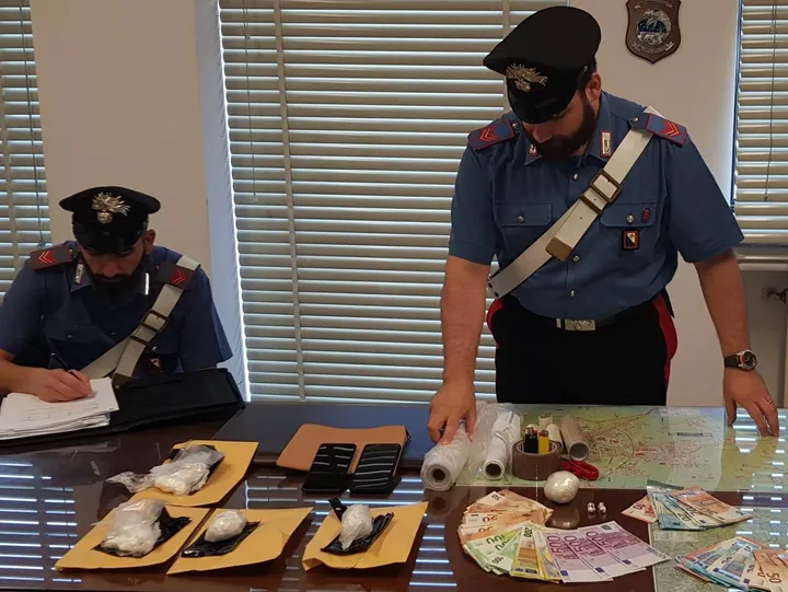 I carabinieri con parte della droga e del denaro sequestrato ai due arrestati