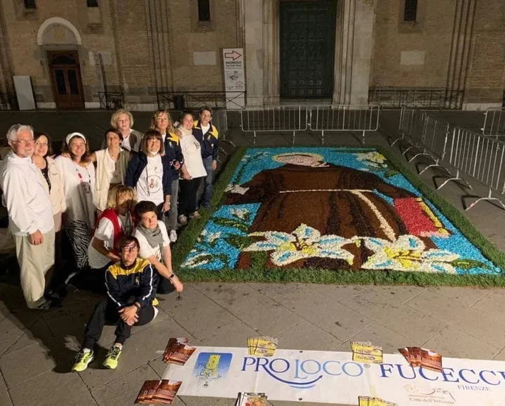 Il gruppo della Pro Loco davanti all’opera realizzata a Padova