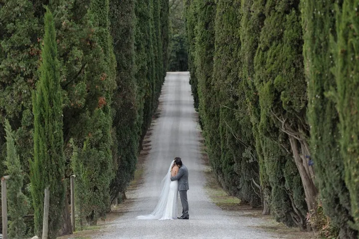 Paesaggi e città d’arte mozzafiato: torna a salire la domanda di matrimoni di stranieri in Toscana. Oltre 220mila le presenze nel 2021 legate a eventi di questo genere.