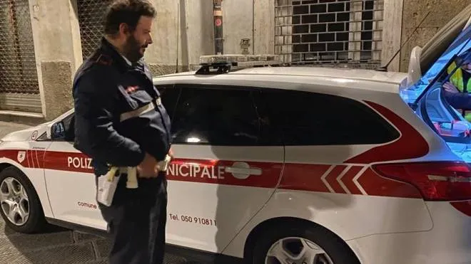 Un controllo della polizia municipale di Pisa