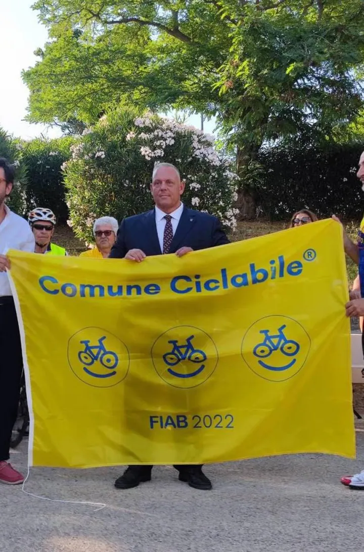 Il sindaco con la bandiera gialla dei Comuni ciclabili Fiab