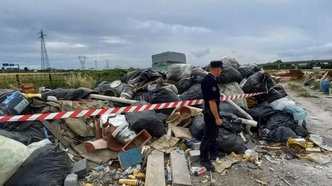 Il sopralluogo dei carabinieri sull’area nella quale sono stati trovati cumuli di rifiuti