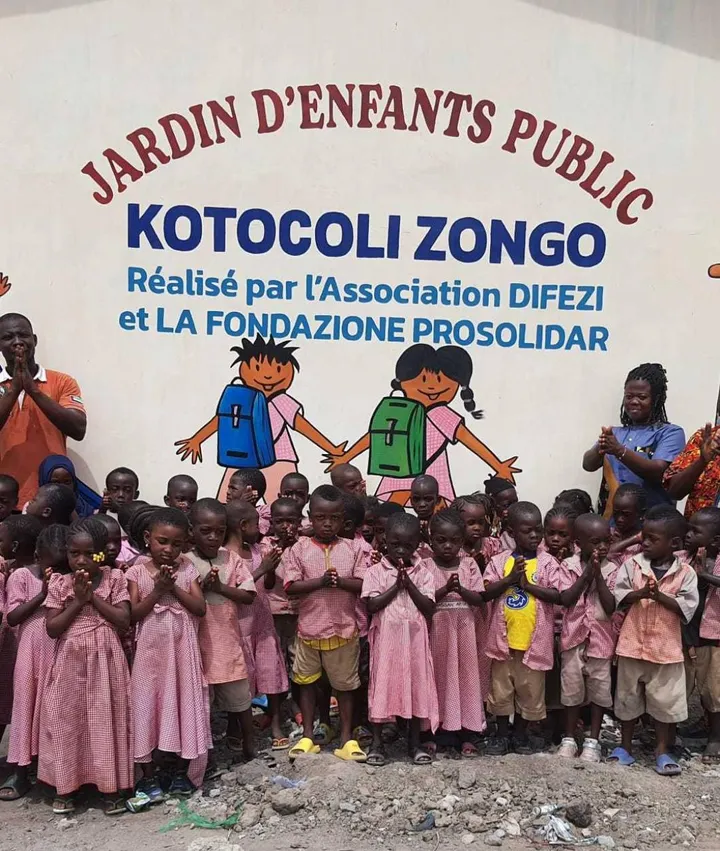 La grande scritta sulla parete della scuola d’infanzia in Togo con il ringraziamento all’associazione Difezi