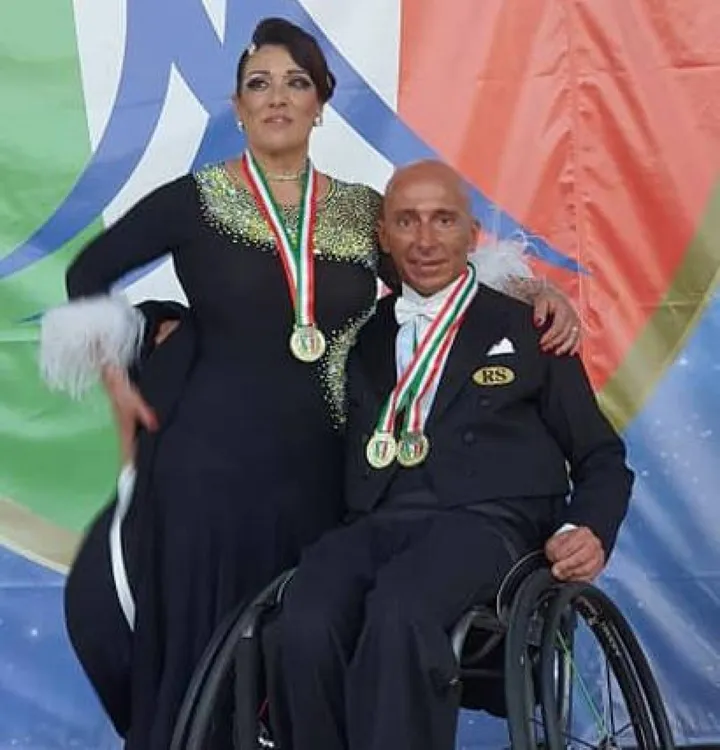 Massimo Calò con la storica partner di ballo Monica Favini: eccoli con le tre medaglie d’oro appena vinte