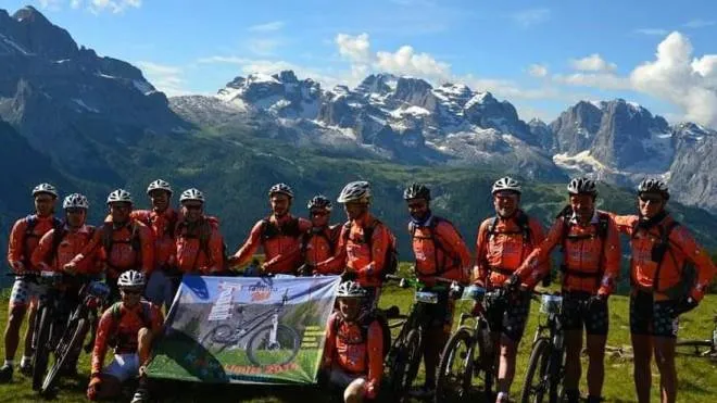 Il. Torretta Bike di Porcari con sullo sfondo lo splendido scenario delle Dolomiti