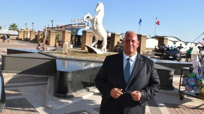 Il sindaco Antonfrancesco Vivarelli Colonna con alle spalle il "Cavallino"
