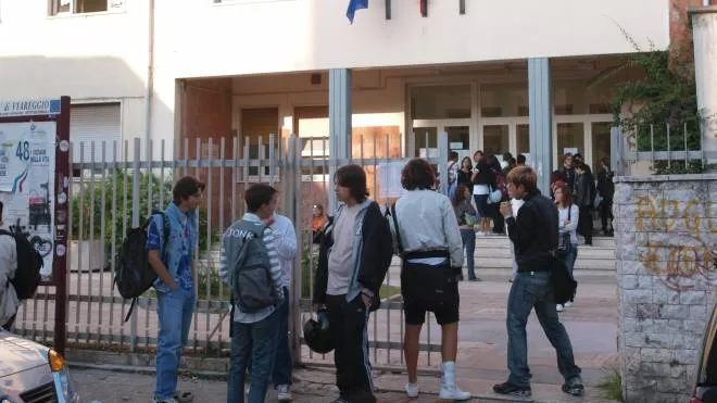 Lo Stato taglia classi anche al Liceo scientifico Barsanti e Matteucci