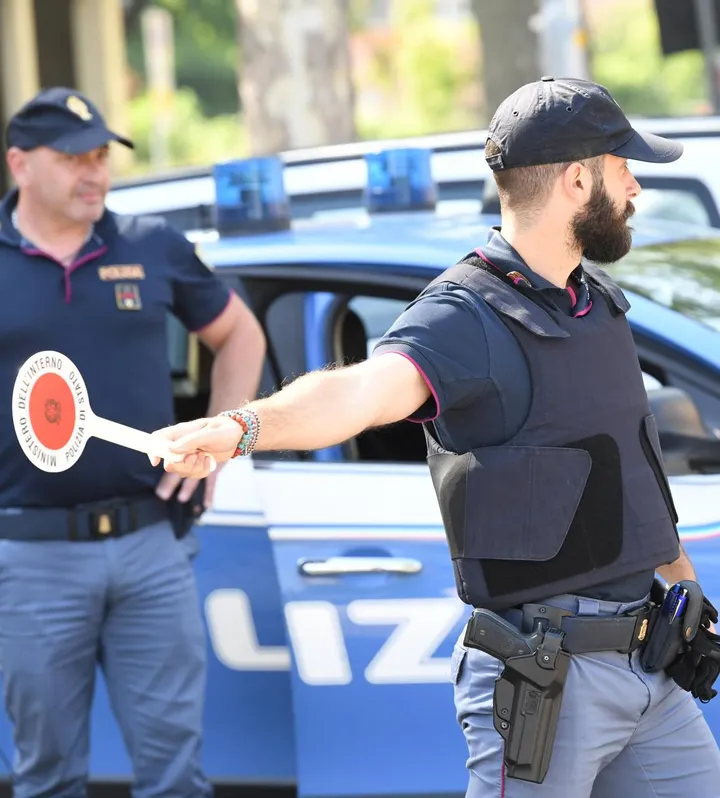 Polizia e carabinieri hanno passato al setaccio le immagini delle telecamere per rintracciare il fuggitivo