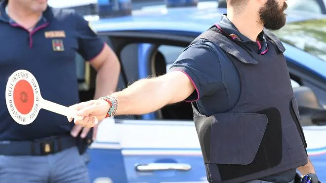 Polizia e carabinieri hanno passato al setaccio le immagini delle telecamere per rintracciare il fuggitivo