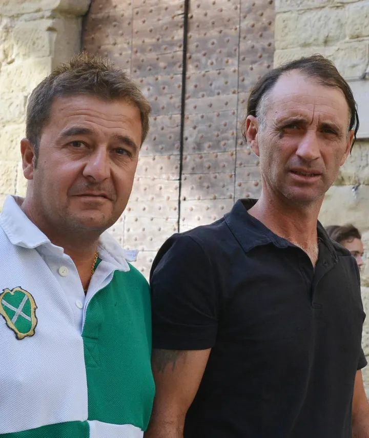 L’ex giostratore di Porta Sant’Andrea Enrico Vedovini in piazza Grande con l’allenatore Manuele Formelli