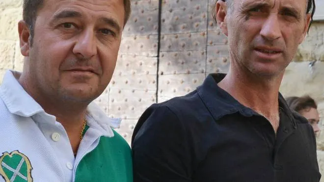 L’ex giostratore di Porta Sant’Andrea Enrico Vedovini in piazza Grande con l’allenatore Manuele Formelli