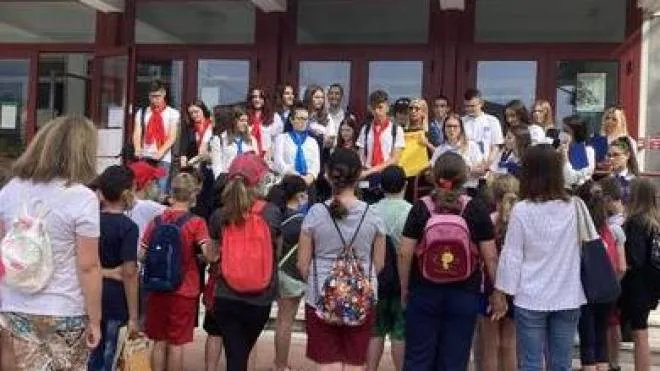 Gli studenti di Pontremoli l’ultimo giorno di scuola con docenti e genitori
