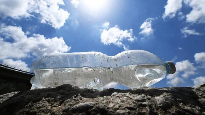 Bottiglie di plastica nel letto del torrente Polcevera che � in secca in larga parte del suo percorso a causa della siccit�, Genova, 20 giugno 2022.  ANSA / Luca Zennaro