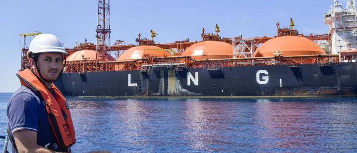 Una nave rigassificatrice, la scritta LNG sta per gas naturale liquido. Per gas naturale si intende il metano
