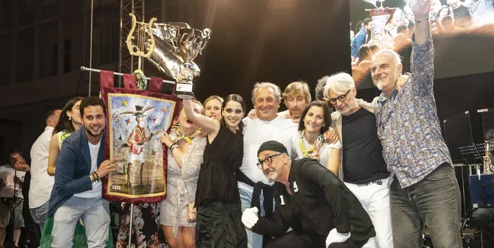 La gioia della contrada del Ranocchio che ha vinto il Miccio Canterino grazie a Giulia Mutti. Sul podio Leon d’Oro e Cervia