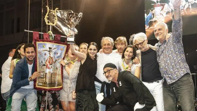 La gioia della contrada del Ranocchio che ha vinto il Miccio Canterino grazie a Giulia Mutti. Sul podio Leon d’Oro e Cervia