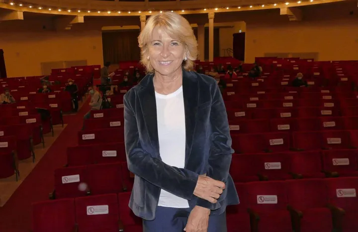 La presidente del Politeama Beatrice Magnolfi davanti alla platea del teatro di via Garibaldi Foto Attalmi