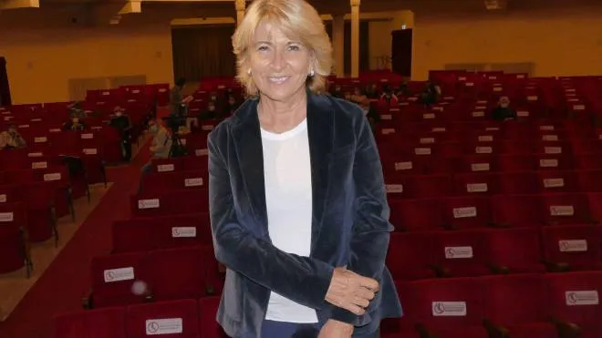 La presidente del Politeama Beatrice Magnolfi davanti alla platea del teatro di via Garibaldi Foto Attalmi