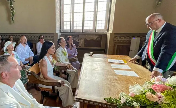 Il sindaco Franceschelli dà il via al rito civile nella sala di piazza Cavour